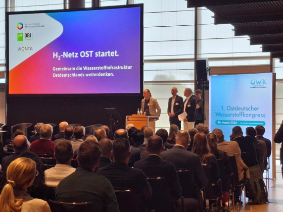 Große Gruppe von Menschen in einem Veranstaltungssaal beim offiziellen Auftakt der Gemeinschaftsstudie H2-Netz Ost zur gemeinsamen Planung einer zukunftsfähigen Wasserstoff- und Energieinfrastruktur in Ostdeutschland (Foto: Moritz Sanne / Kreiswerke Barnim)